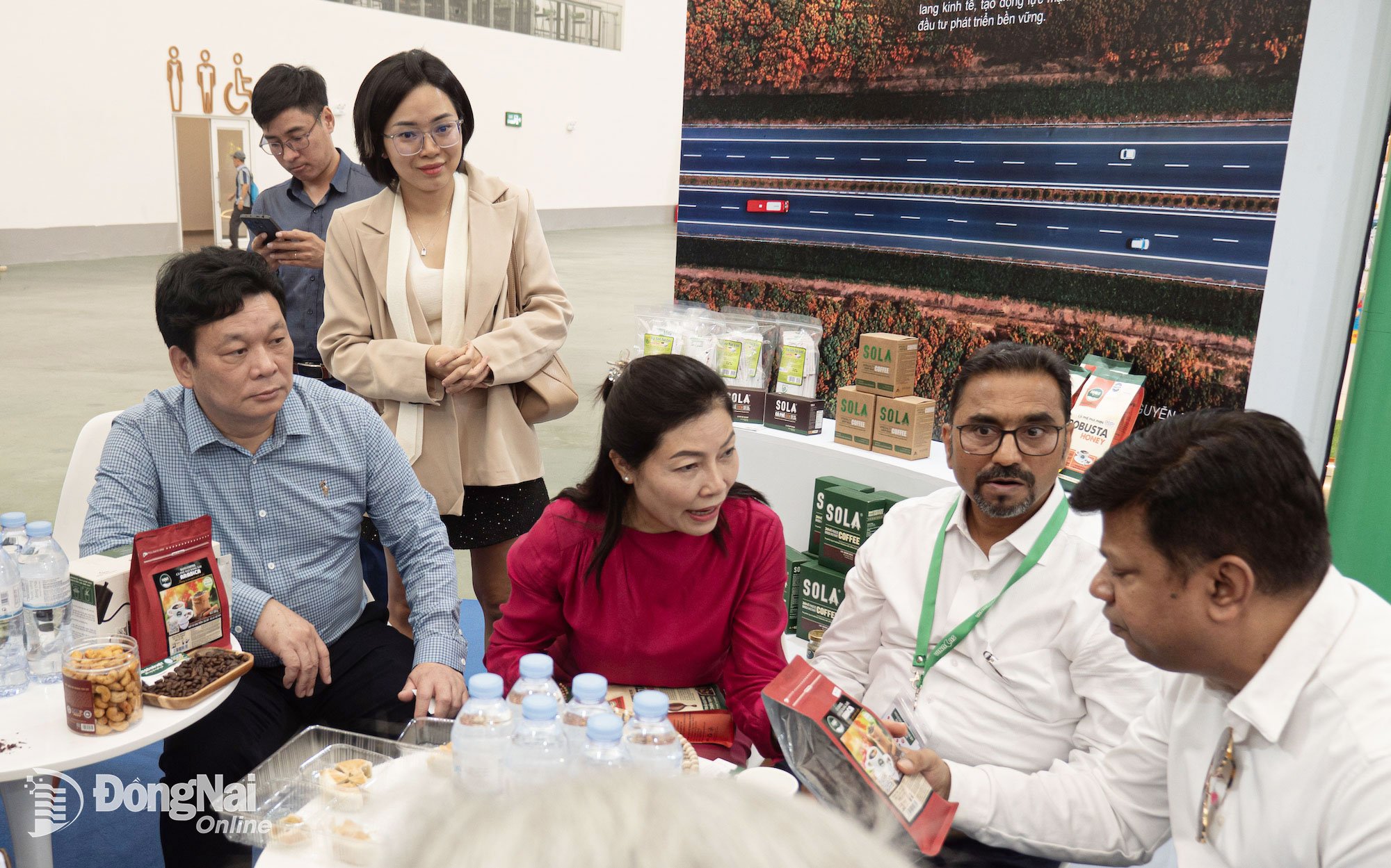 Tỉnh ủy viên, Giám đốc Sở Công Thương Đồng Nai Vũ Ngọc Long trao đổi với đại diện các doanh nghiệp quốc tế. Ảnh: Xuân Lượng