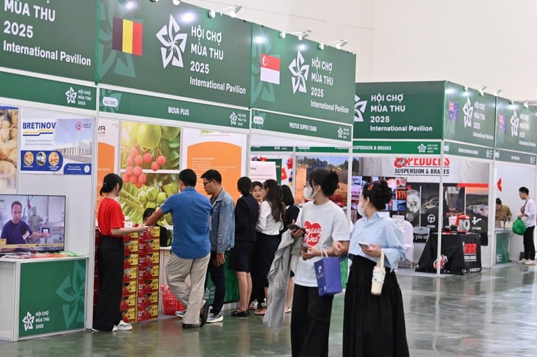 Přítomnost mezinárodních stánků vytváří živý, barevný a mezinárodní obchodní prostor.