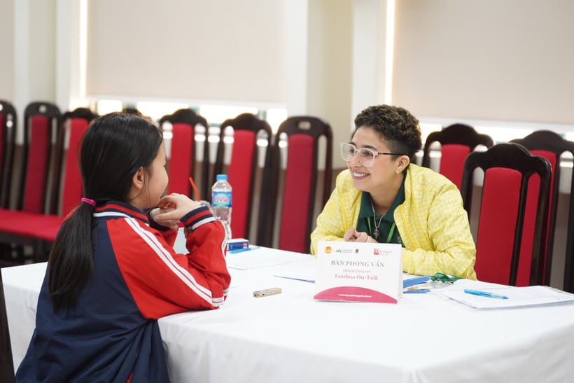 ផ្នែកទីពីរគឺការប្រលងនិយាយផ្ទាល់ជាមួយគ្រូបរទេស។ រូបថត៖ PV/Vietnam+