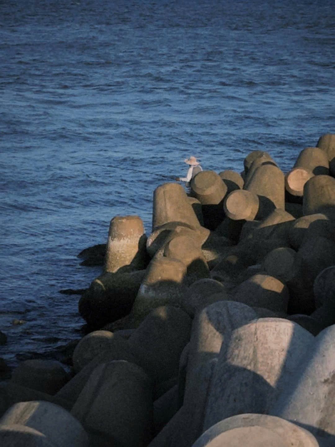 Kamenný násep s dlouhými kamennými bloky táhnoucími se k moři je přirovnáván k korejskému ostrovu Čedžu.