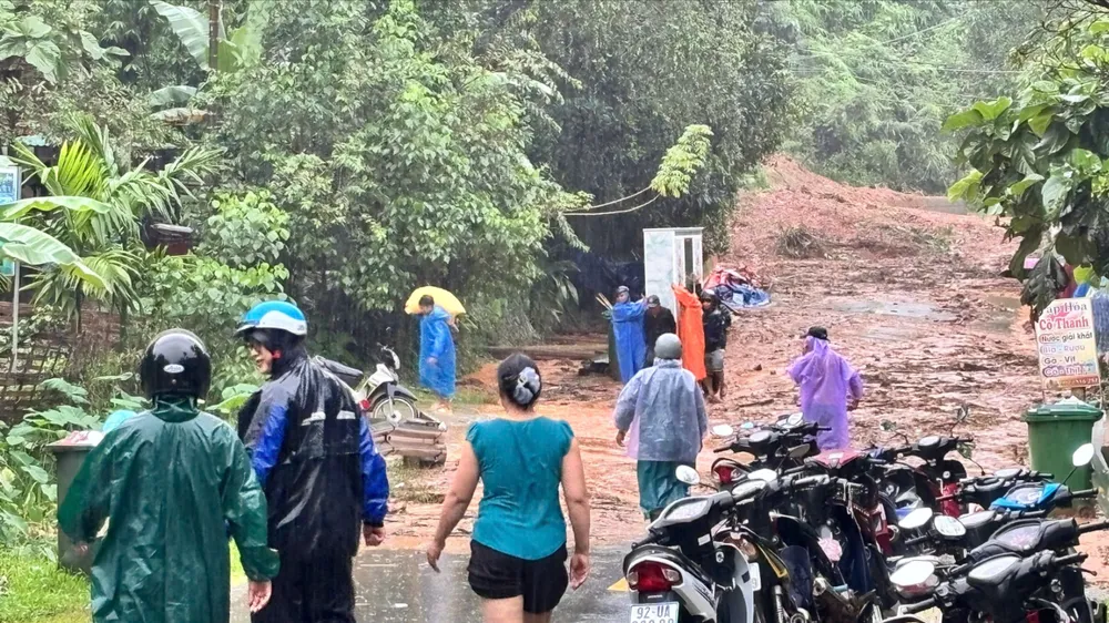 Landslide on a road in A Vuong commune (Da Nang city). Photo: BRIU QUAN
