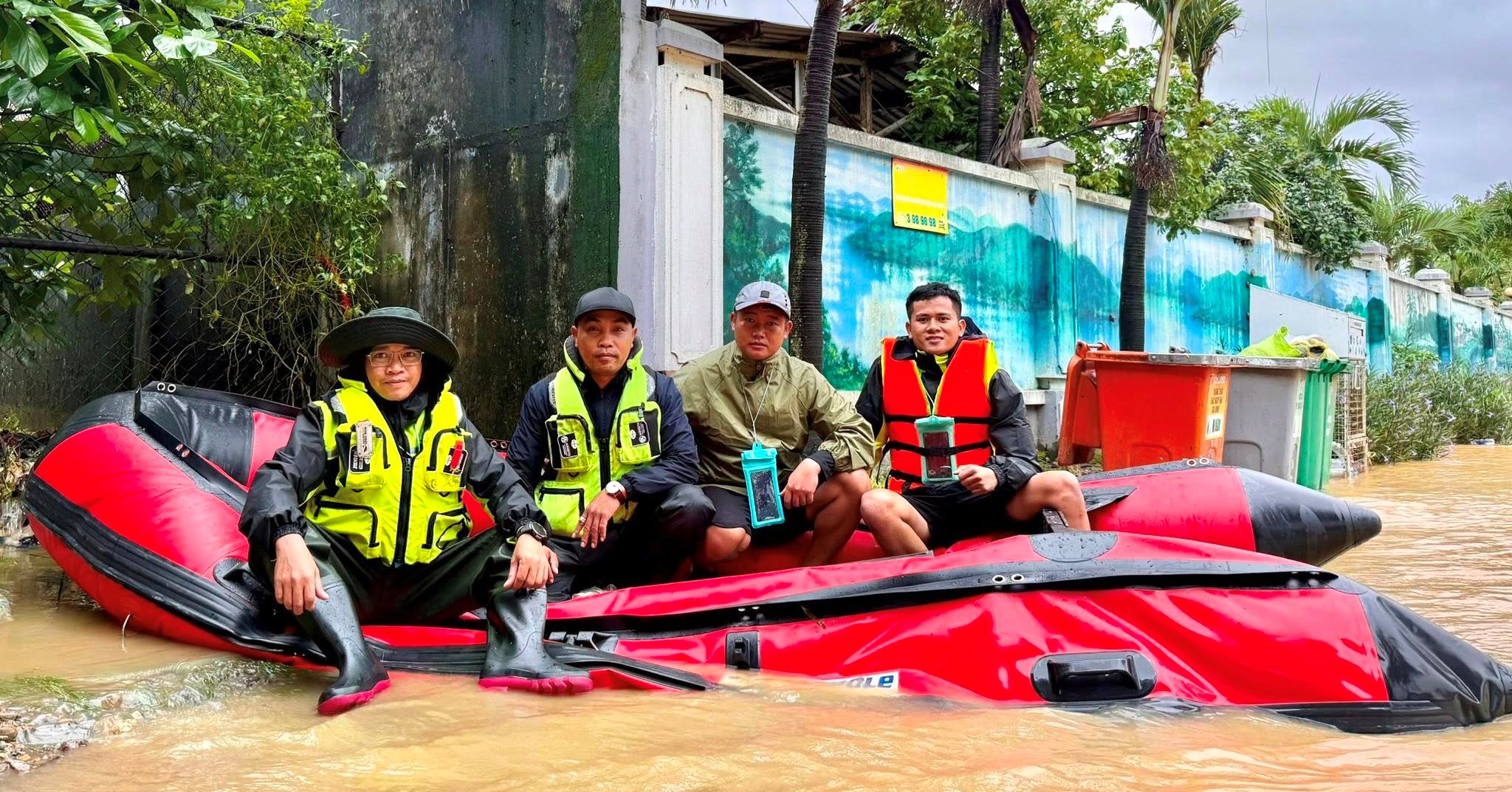 Xuyên đêm cứu hộ đồng bào