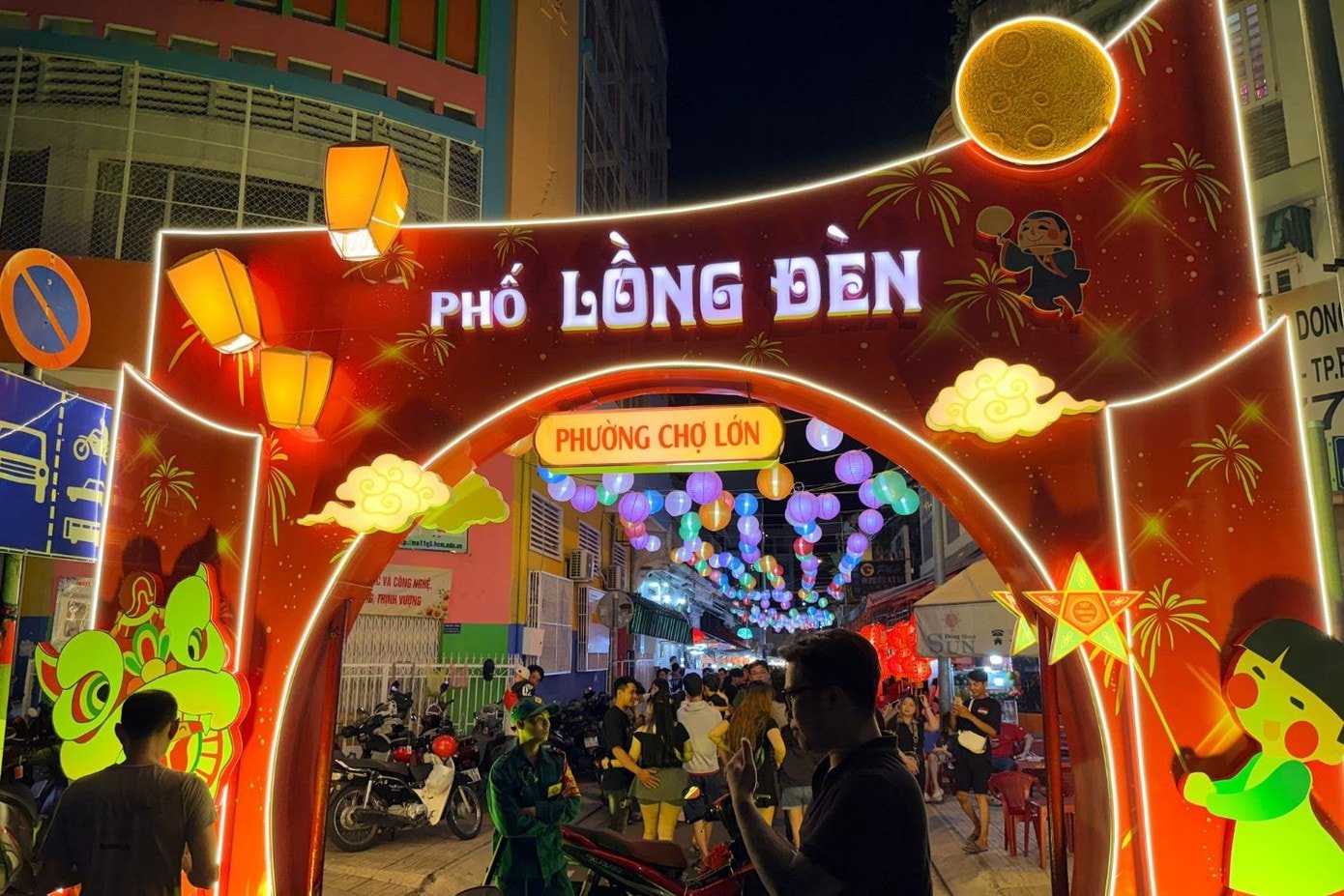 Khu vực phố Lồng đèn, phường Chợ Lớn tấp nập du khách trước ngày Tết Trung thu.