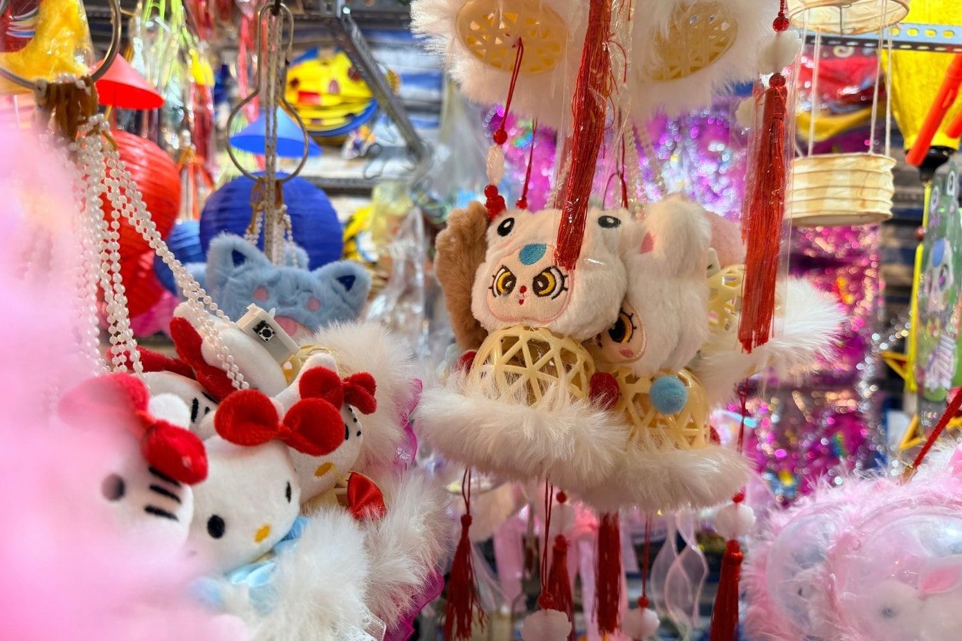 Lồng đèn kết hợp nhiều loại vật liệu với giao diện 'xinh iu'.