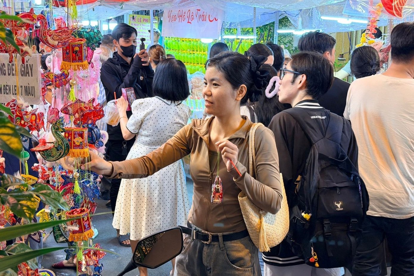 Các mẫu lồng đèn mini thu hút sự chú ý của du khách.