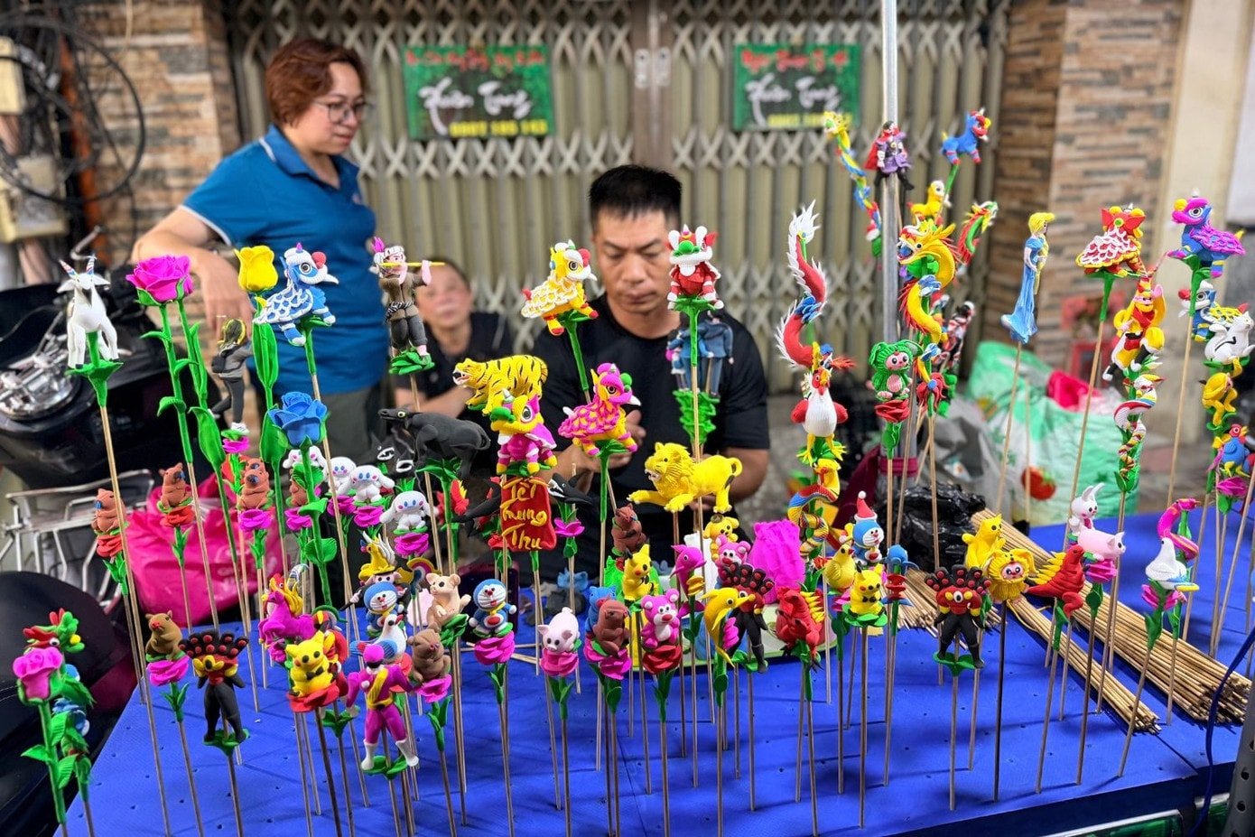 Khu vực bán tò he với đủ các nhân vật tuổi thơ.