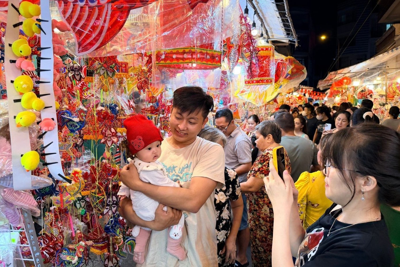 Hai thế hệ cùng 'thả dáng' chụp ảnh đón Trung thu.