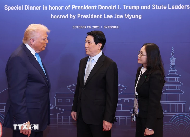 Chủ tịch nước Lương Cường gặp ông Trump, đề nghị sớm hoàn tất đàm phán Hiệp định thương mại đối ứng - Ảnh 1.