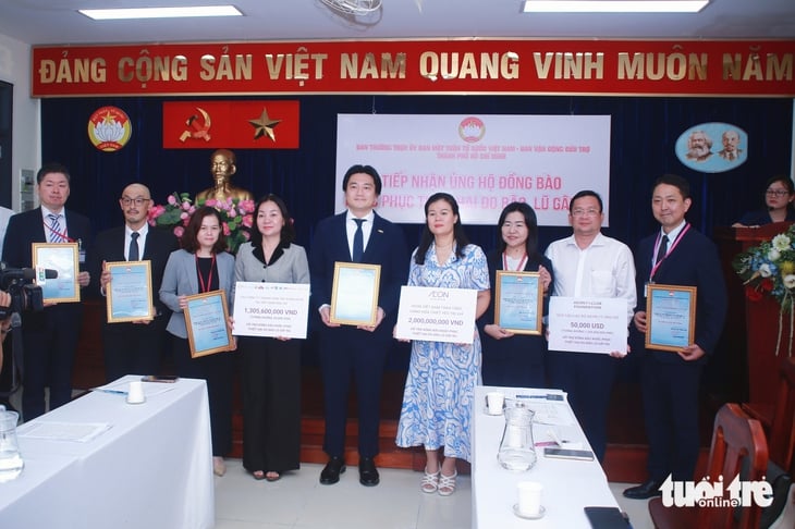 TP.HCM tiếp nhận thêm hơn 7 tỉ đồng và 50.000 USD ủng hộ đồng bào vùng lũ - Ảnh 1.