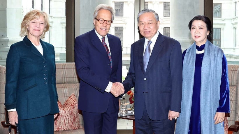 دبیر کل، تو لام، و همسرش، از دوک ریچموند، چارلز گوردون-لنوکس، و همسرش استقبال کردند. (عکس: VNA)