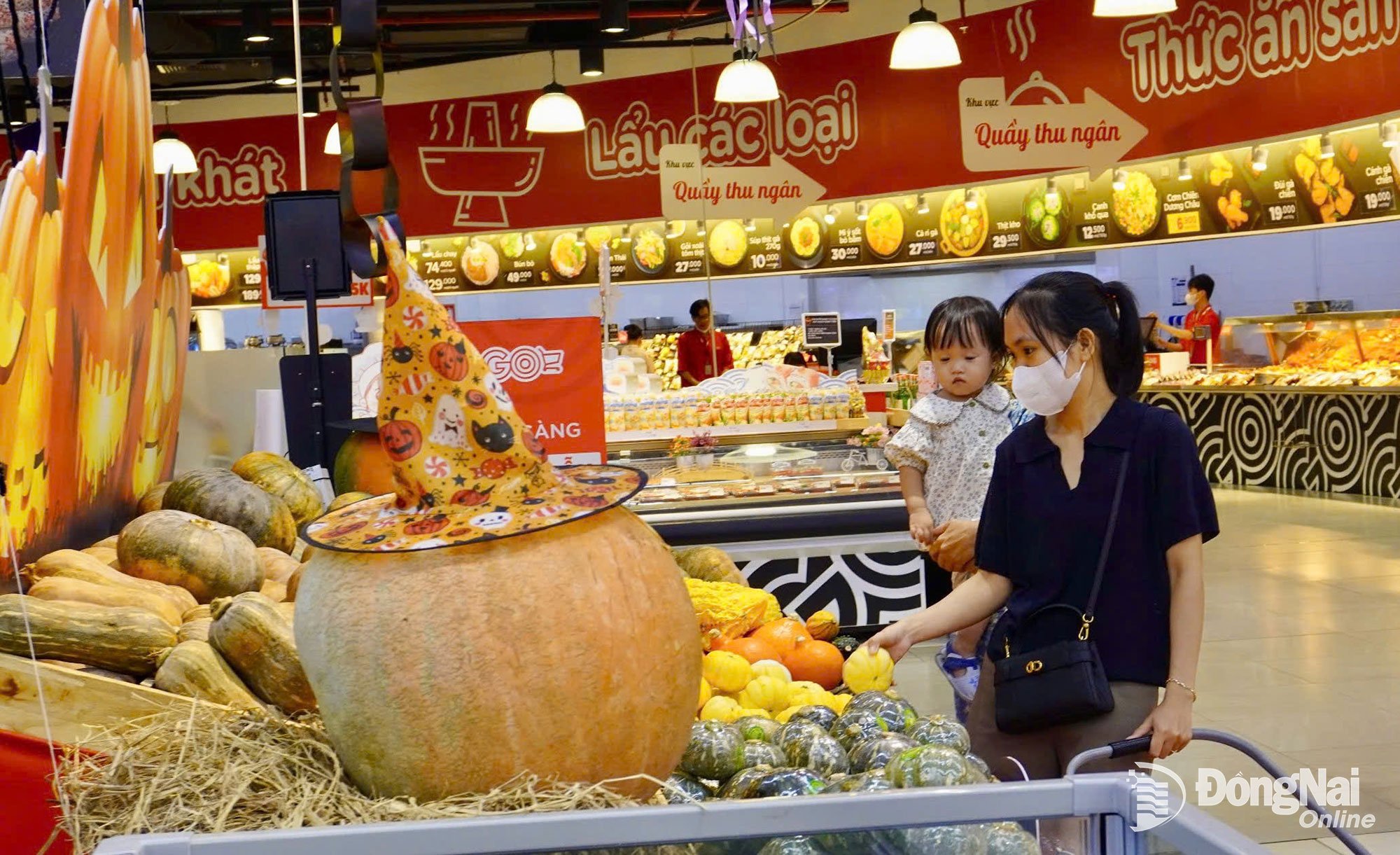 Ένας εντυπωσιακός πάγκος με κολοκύθες προσελκύει πολλούς αγοραστές. Φωτογραφία: Thuy Tien