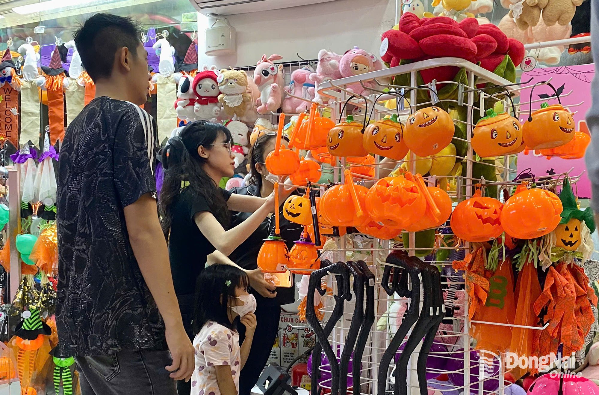 Πολλά παιδιά πηγαίνονται από τους γονείς τους για να αγοράσουν ρούχα και διακοσμητικά για να προετοιμαστούν για τις γιορτές. Φωτογραφία: Thuy Tien