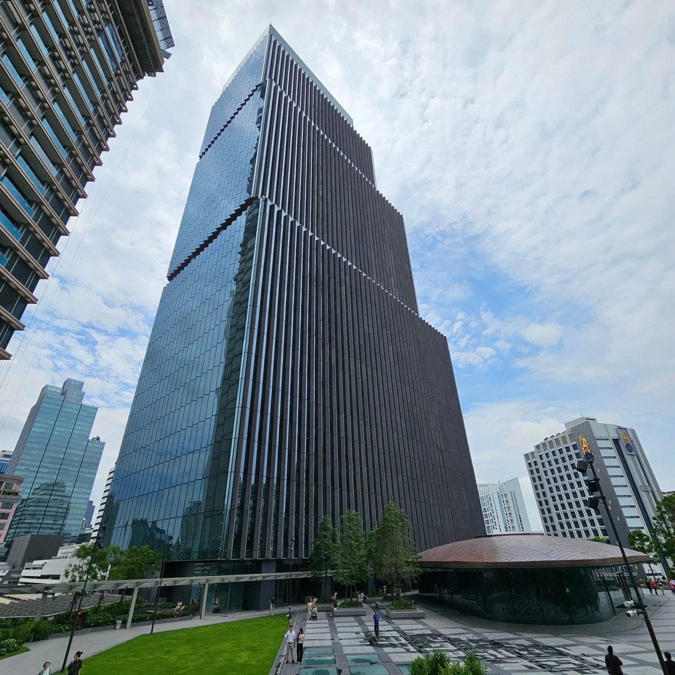 Panoramatický výhled na komplex Dusit Central Park a nákupní centrum Central Park Bangkok.