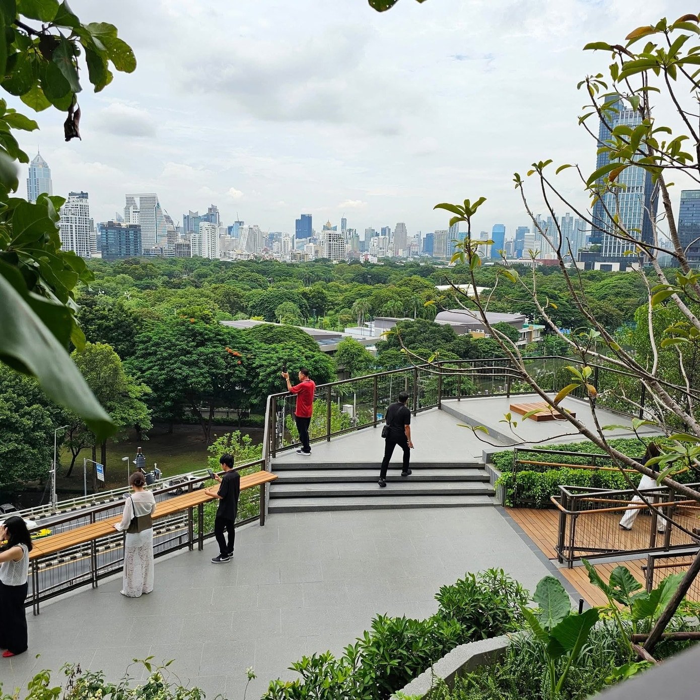 Moderní a vzdušný nákupní prostor uvnitř Central Parku v Bangkoku.
