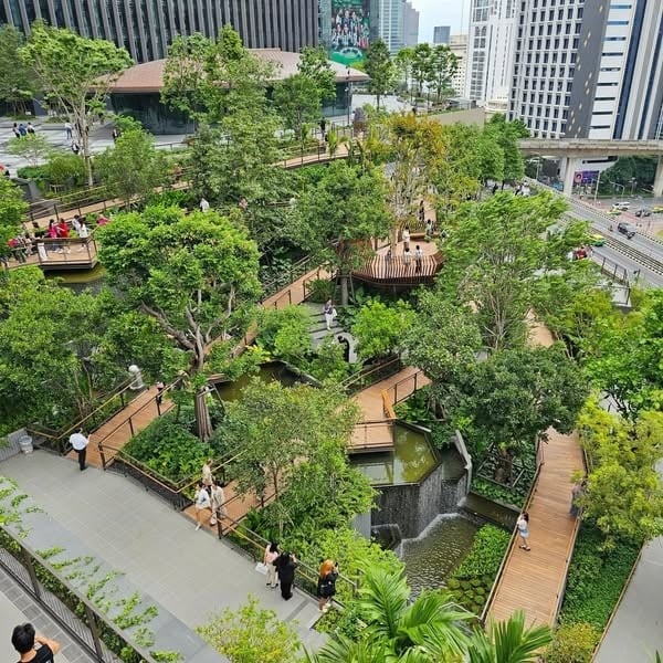 Rozmanitý food court s mnoha možnostmi od známých značek.