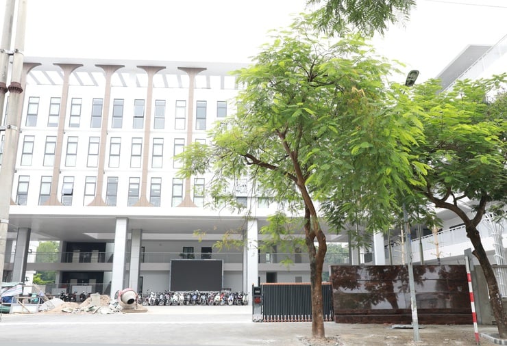 Un alt liceu spațios, modern și sincron în cartierul Yen So - Fotografia 1. Thêm một trường THPT khang trang, hiện đại, đồng bộ tại phường Yên Sở- Ảnh 1.