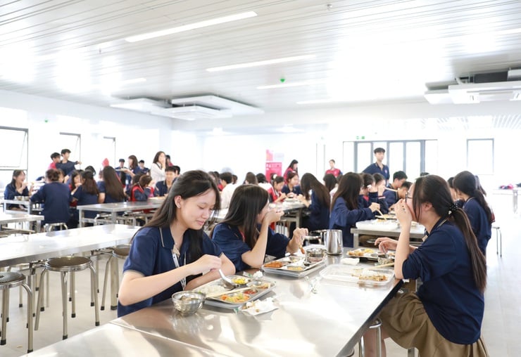 Un alt liceu spațios, modern și sincron în cartierul Yen So - Fotografia 8. Thêm một trường THPT khang trang, hiện đại, đồng bộ tại phường Yên Sở- Ảnh 8.