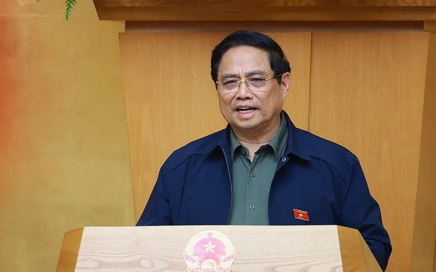 Perdana Menteri Pham Minh Chinh memimpin rapat Pemerintah untuk mengevaluasi pelaksanaan model pemerintahan daerah dua tingkat. (Foto: VNA)