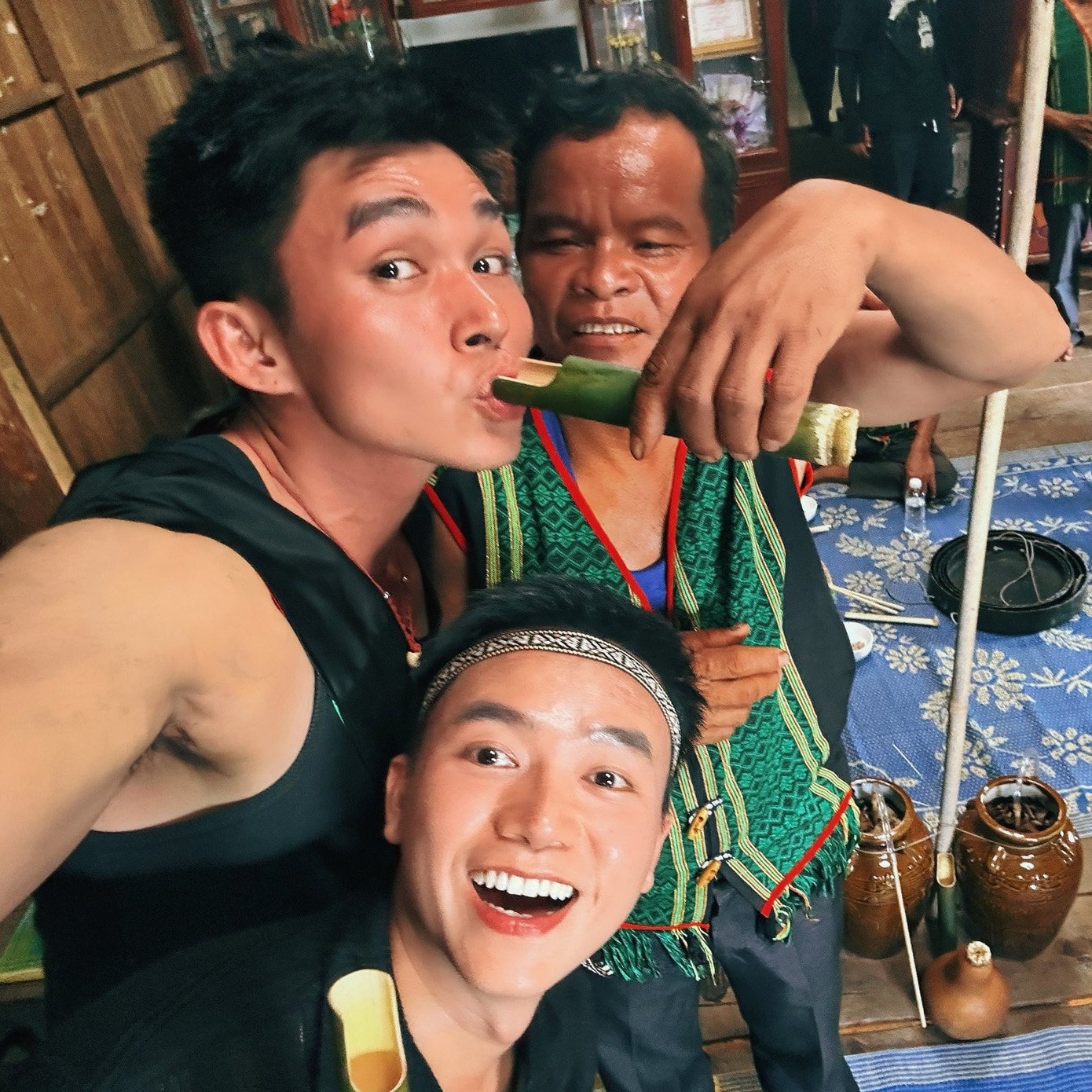 Trải nghiệm uống rượu cần truyền thống của người dân Tây Nguyên.