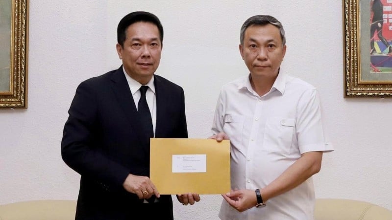 Vice ordförande för Thailands fotbollsförbund överlämnade ursäktsbrevet från Thailands fotbollsförbund till ordföranden för Vietnams fotbollsförbund, Tran Quoc Tuan. (Foto: VFF)