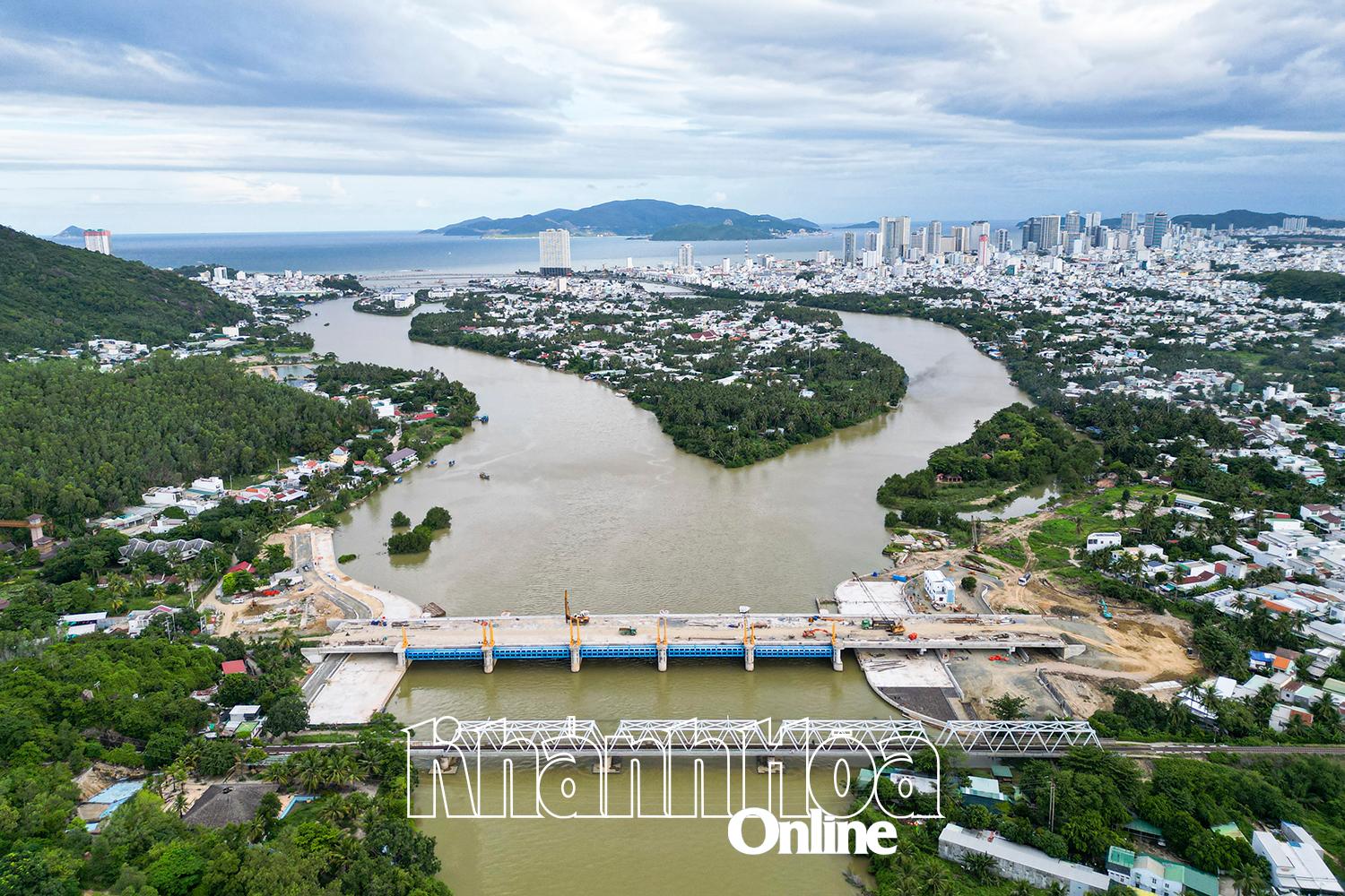 নাহা ট্রাং-এর কাই নদীর উপর লবণাক্ত পানির অনুপ্রবেশ বাঁধ প্রকল্পের কাজ ত্বরান্বিত করা হচ্ছে।