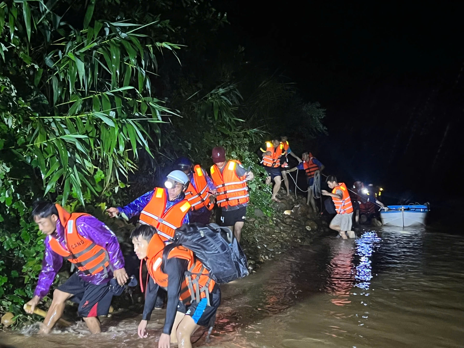 Forțele de salvare au scos din zona periculoasă 6 persoane blocate în pădure - Foto: CAQT