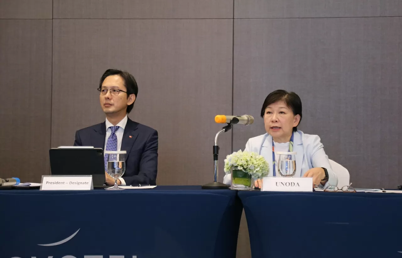 អគ្គលេខាធិការរងអង្គការសហប្រជាជាតិទទួលបន្ទុកកិច្ចការរំសាយអាវុធ លោក Izumi Nakamitsu ថ្លែងសុន្ទរកថាបើកនៅឯសន្និសីទ។ (រូបថត៖ Jackie Chan) Phó Tổng thư ký Liên hợp quốc phụ trách các vấn đề giải trừ quân bị, bà Izumi Nakamitsu phát biểu khai mạc Hội nghị. (Ảnh: Thành Long)