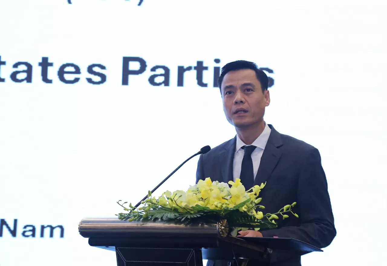 អនុរដ្ឋមន្ត្រីការបរទេសវៀតណាម លោក Dang Hoang Giang ថ្លែងមតិក្នុងសន្និសីទ។ (រូបថត៖ Thanh Long) Thứ trưởng Bộ Ngoại giao Việt Nam Đặng Hoàng Giang phát biểu tại Hội nghị. (Ảnh: Thành Long)
