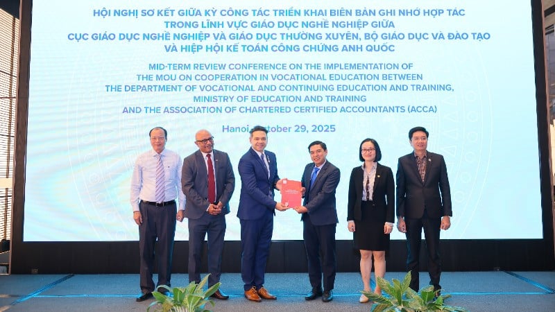 ACCA প্রতিনিধি ফাউন্ডেশন ইন অ্যাকাউন্টিং (FIA) প্রোগ্রামের ভিয়েতনামী অনুবাদটি বৃত্তিমূলক শিক্ষা ও অব্যাহত শিক্ষা বিভাগের প্রতিনিধির কাছে হস্তান্তর করেন।