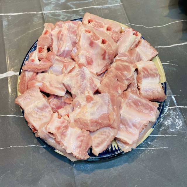 ម្តាយល្អប្រាប់ពីរបៀបធ្វើឆ្អឹងជំនីរឆ្ងាញ់សម្រាប់គ្រួសារទាំងមូលដើម្បីផ្លាស់ប្តូររសជាតិនៅថ្ងៃត្រជាក់ - រូបថត 1 ។ Mẹ đảm mách cách làm sườn giòn ngon cho cả nhà đổi vị ngày trời lạnh - Ảnh 1.