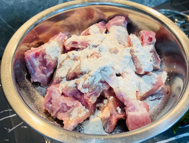 ម្តាយល្អប្រាប់ពីរបៀបធ្វើឆ្អឹងជំនីរឆ្ងាញ់សម្រាប់គ្រួសារទាំងមូលដើម្បីផ្លាស់ប្តូររសជាតិនៅថ្ងៃត្រជាក់ - រូបថត 3 ។ Mẹ đảm mách cách làm sườn giòn ngon cho cả nhà đổi vị ngày trời lạnh - Ảnh 3.