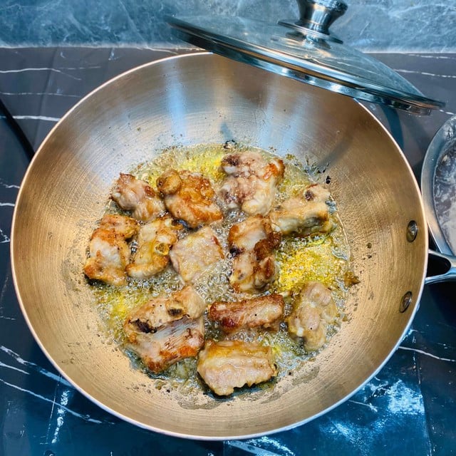 ម្តាយល្អប្រាប់ពីរបៀបធ្វើឆ្អឹងជំនីរឆ្ងាញ់សម្រាប់គ្រួសារទាំងមូលដើម្បីផ្លាស់ប្តូររសជាតិនៅថ្ងៃត្រជាក់ - រូបថត 4 ។ Mẹ đảm mách cách làm sườn giòn ngon cho cả nhà đổi vị ngày trời lạnh - Ảnh 4.