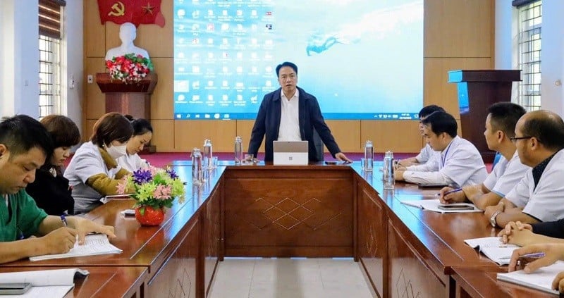 Comrade Pham Giang Nam, Director of Dien Bien Department of Health, inspected and directed Na Sang Medical Center to proactively implement measures to prevent and control bacillary dysentery and other autumn-winter diseases.