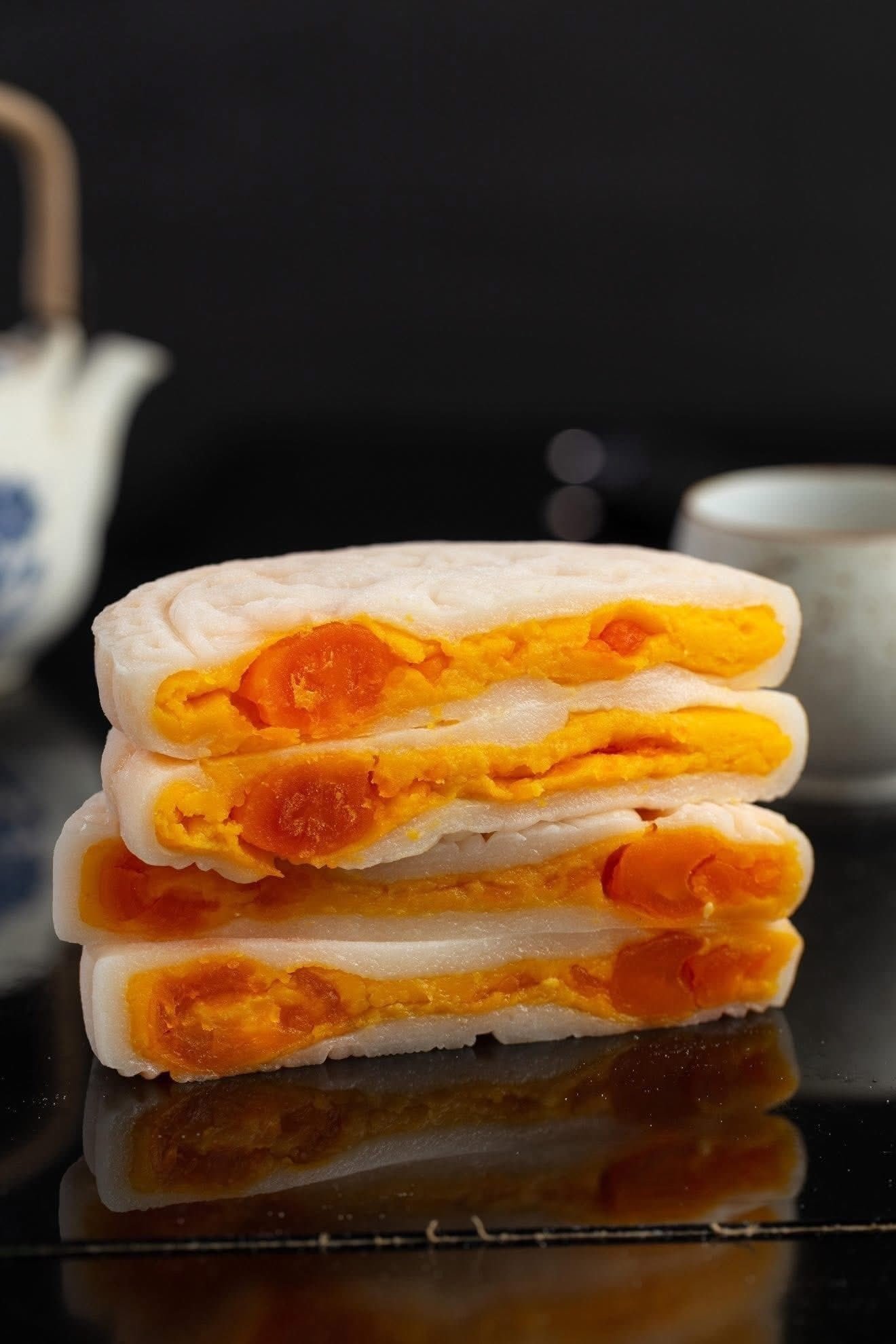 Tillplattade månkakor med fyllning av salt äggula är en ny trend.