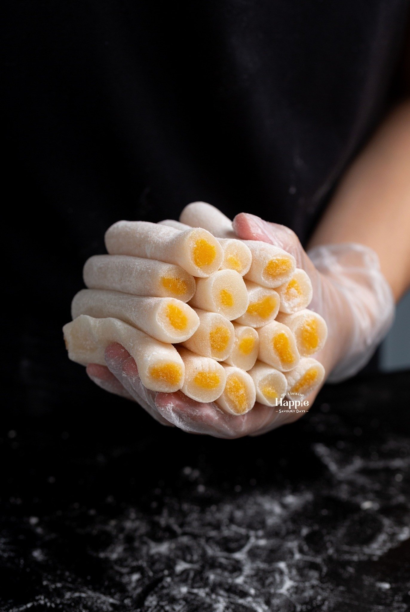 Månkaka med saltad äggulefyllning skuren i små bitar efter pressning.