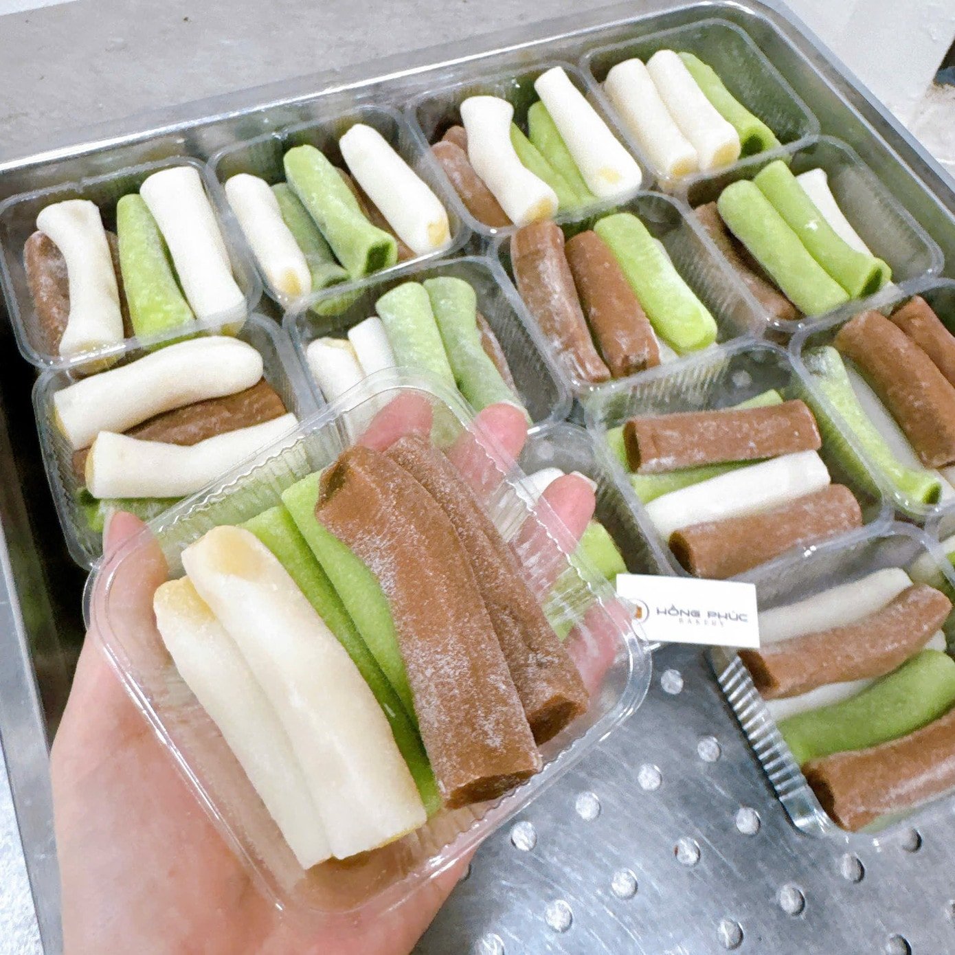 Månkakor med fyllning av salt äggula behåller fortfarande sin traditionella runda form på bagerier.