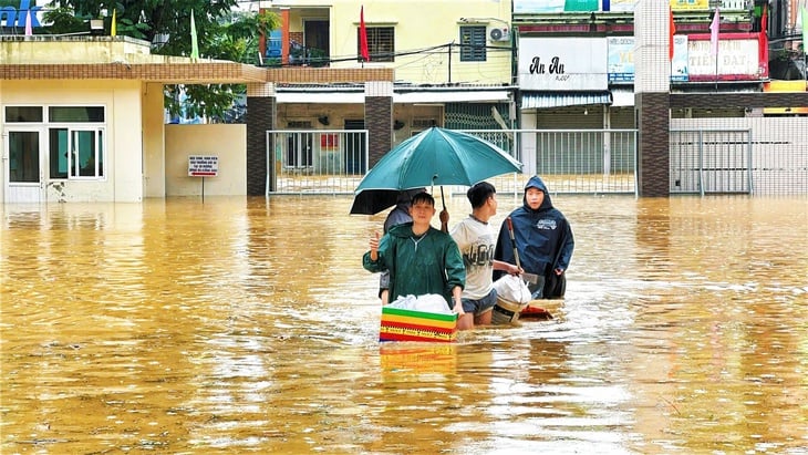 Thầy cô lội nước nấu cơm cho sinh viên giữa tâm lũ Huế - Ảnh 1.