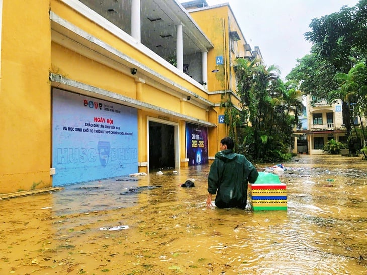 Thầy cô lội nước nấu cơm cho sinh viên giữa tâm lũ Huế - Ảnh 2.