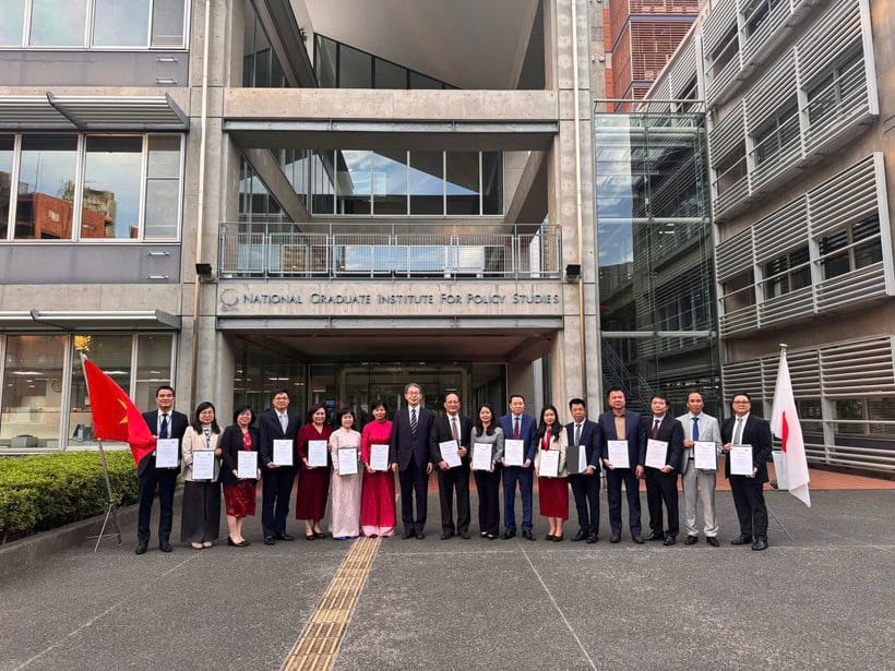Delegasjonen av tjenestemenn på avdelingsnivå tok et suvenirbilde på campusen til National Institute for Policy Studies etter avslutningsseremonien.