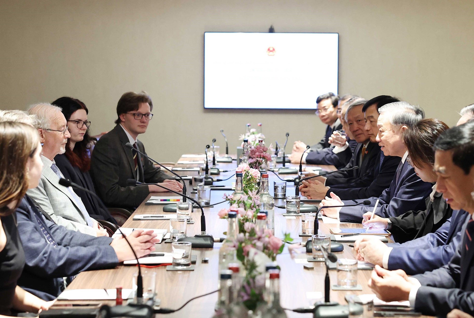 vnapotaltongbithutolamtieptongbithudangcongsananh8373222 17617467031841227312322.jpg