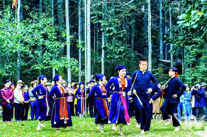 Tac Xinh ist ein traditioneller Tanz der San Chay. Im Bild: Menschen aus dem Weiler Dong Tam in der Gemeinde Vo Tranh führen während des Erntedankfestes den Tac Xinh-Tanz auf. Foto: T.L.