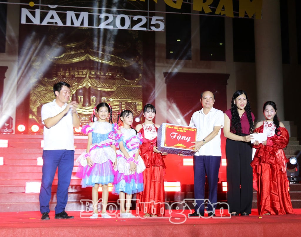 សមមិត្ត Dang Thanh Giang សមាជិកគណៈកម្មាធិការអចិន្ត្រៃយ៍បក្សខេត្ត អនុប្រធានក្រុមប្រឹក្សាប្រជាជនខេត្ត និងថ្នាក់ដឹកនាំមន្ទីរសុខាភិបាល ជូនអំណោយដល់កុមារនៅឃុំ Vu Thu។