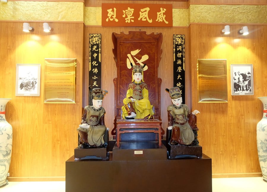 ba-pho-tuong-duc-ong-trung-bay-tai-bao-tang-quang-trung-theo-ban-sao-tai-chua-bocjpg.jpg