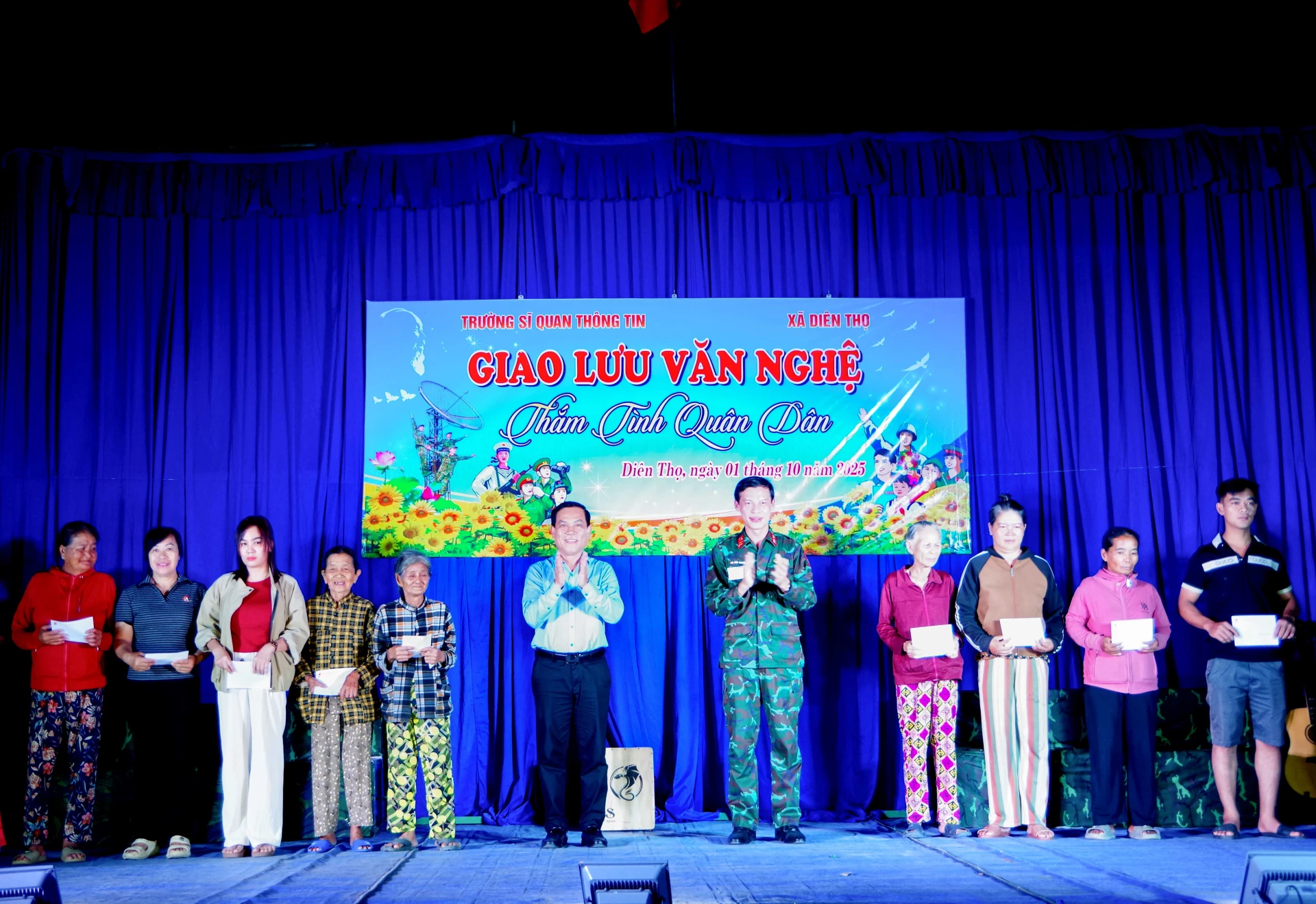 Colonel Nguyen Duc Thuan and local leaders presented gifts to policy families.
