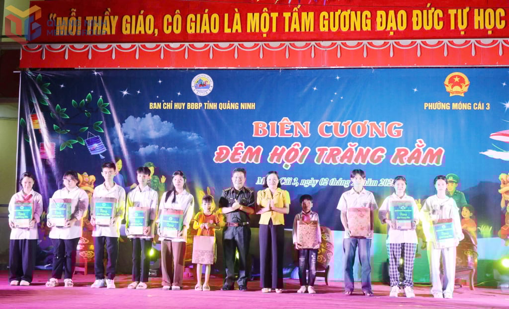 លោកវរសេនីយ៍ទោ Le Quang Chieu ស្នងការរងនយោបាយនៃឆ្មាំព្រំដែនខេត្ត និងថ្នាក់ដឹកនាំសង្កាត់ Mong Cai 3 បានប្រគល់អំណោយដល់កុមារ។ (រូបថត៖ Xuan Hung - ឆ្មាំព្រំដែនខេត្ត)