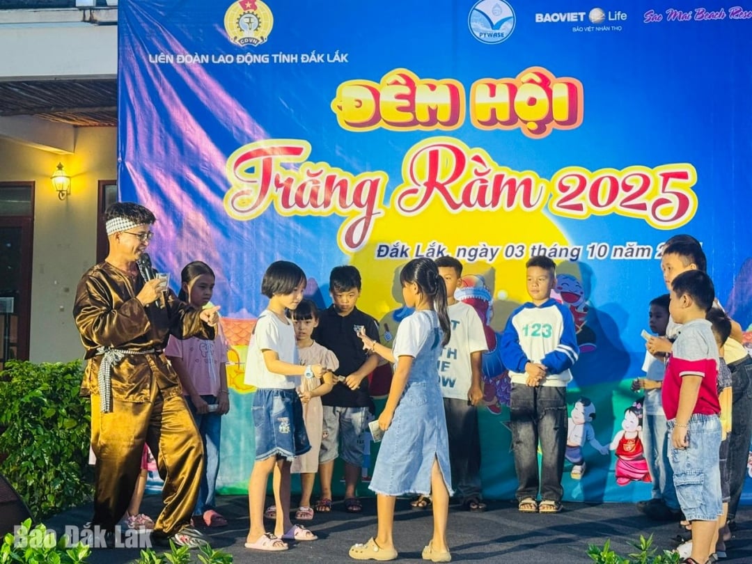Children played folk games with Hang and Cuoi.