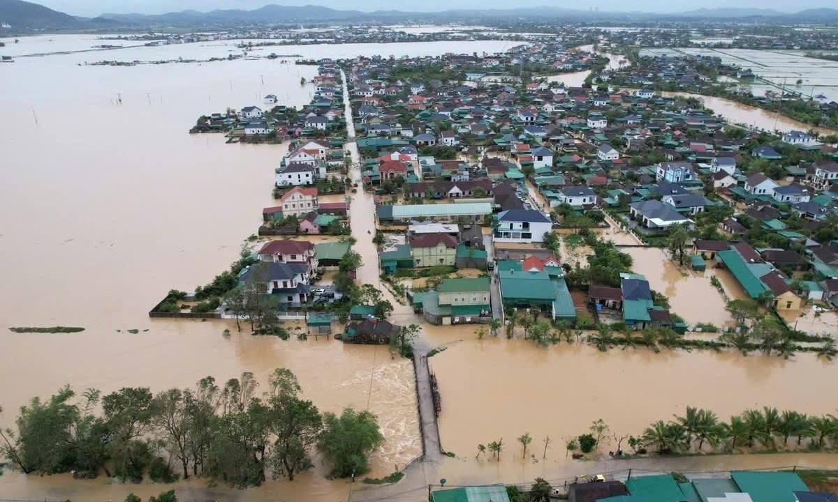 ផ្ទះ​ជាច្រើន​ខ្នង​នៅ​ខេត្ត Nghe An ត្រូវ​បាន​ជន់​លិច​យ៉ាង​ខ្លាំង​បន្ទាប់​ពី​ខ្យល់​ព្យុះ​លេខ ១០។
