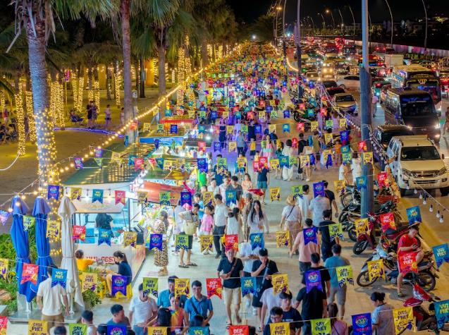 Quảng Ninh lần đầu tiên tổ chức lễ diễu hành xe đèn lồng và bắn pháo hoa dịp Trung thu - Ảnh 3.