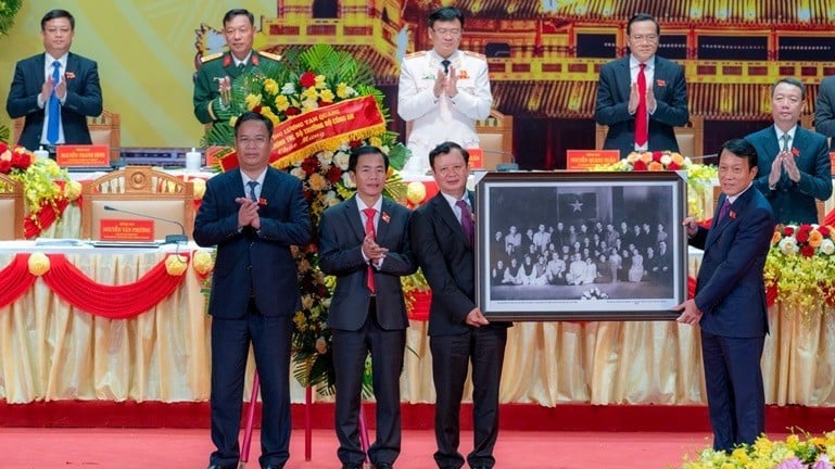 General Luong Tam Quang, Mitglied des Politbüros und Minister für öffentliche Sicherheit, überreichte dem Kongress 1960 ein Foto von Präsident Ho Chi Minh mit der Hue-Operntruppe im Präsidentenpalast.