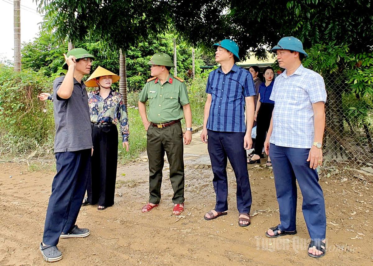 ថ្នាក់​ដឹក​នាំ​វួដ An Tuong បាន​ចុះ​ពិនិត្យ​តំបន់​រង​គ្រោះ​ដោយ​ទឹក​ជំនន់​នៅ​ផ្លូវ​ប្រសព្វ Tinh Huc។